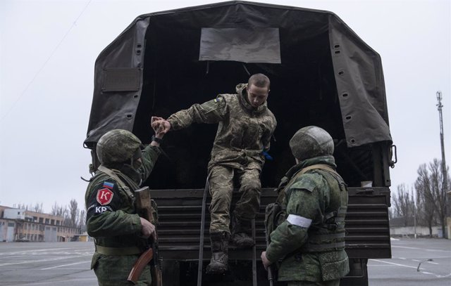 Un soldat de l'armée ukrainienne qui s'est volontairement rendu sort du camion militaire de l'unité militaire de la LPR, à Lougansk, en République populaire de Louhansk,Image : 664933151, License : Droits gérés, Restrictions : , Libération du modèle : non,