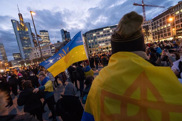 24 février 2022, Saxe, Leipzig : des manifestants tiennent des drapeaux lors d'une manifestation contre l'invasion russe de l'Ukraine, sur la place du marché. Photo : Sebastian Gollnow/dpa