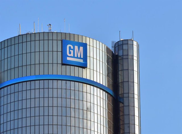 Archive - FILED - 12 janvier 2014, US, Detroit : Logo de General Motors Company au siège du constructeur automobile américain. General Motors est en train de former une nouvelle coentreprise avec la société sud-coréenne LG Chem pour construire une nouvelle usine qui fabriquera