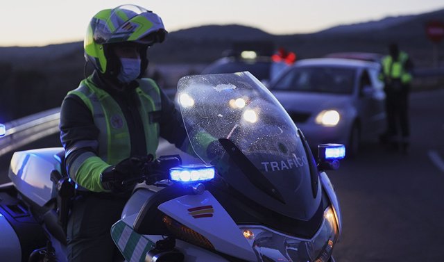 Dossier - Un agent de la circulation lors d'un contrôle de la Guardia Civil un jour avant l'opération Nouvel An, sur l'autoroute A-1, le 30 décembre 2021, à Madrid, (Espagne).