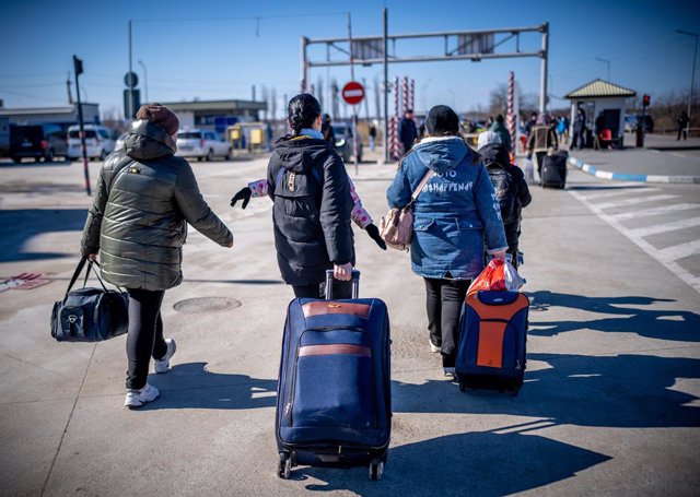 12 mars 2022, Moldavie, Palanca : des réfugiés ukrainiens marchent vers la Moldavie au poste frontière de Palanca, lors d'une visite de la ministre allemande des Affaires étrangères, Annalena Baerbock. Photo : Michael Kappeler/dpa