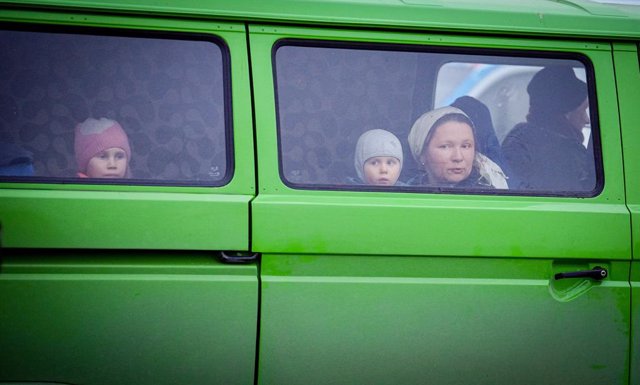 02 mars 2022, Pologne, Medyka : une famille traverse en voiture la frontière ukraino-polonaise. Selon les chiffres de l'ONU, 677 000 personnes ont fui l'Ukraine vers les pays voisins depuis le début de l'attaque russe. Photo : Kay Nietfeld/dpa