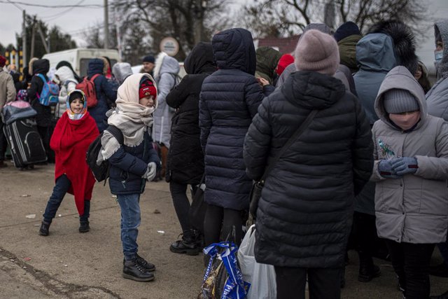 Plusieurs personnes et enfants attendent de passer en Roumanie, au poste frontière de Porubne, le 5 mars 2022, dans l'ouest de l'Ukraine.
