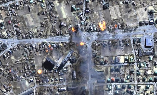 FILE - 17 mars 2022, Ukraine, Tchernihiv : une image satellite fournie par Maxar Technologies montre d'importants dégâts et des maisons en feu dans une zone résidentielle de la ville ukrainienne de Tchernihiv, au milieu des attaques russes contre l'Ukraine. Photo : Maxar Technologies