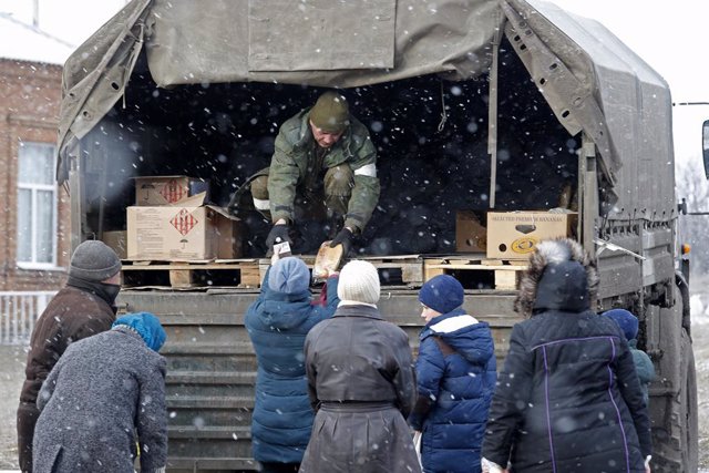 DONETSK, 11 mars 2022 -- Des habitants reçoivent de l'aide humanitaire dans le village d'Anadol à Donetsk le 10 mars 2022,Image : 668974118, License : Droits gérés, Restrictions : Communiqué de modèle : non, Ligne de crédit : Xinhua.