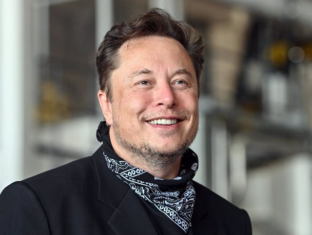 Archive - FILED - 13 août 2021, Brandebourg, Gruenheide : Elon Musk, PDG de Tesla, s'exprime lors de sa visite du site de construction de la Gigafactory de Tesla. Musk paiera plus de 11 milliards de dollars d'impôts cette année. Photo : Patrick Pleul/dpa-Zentralbild/dpa
