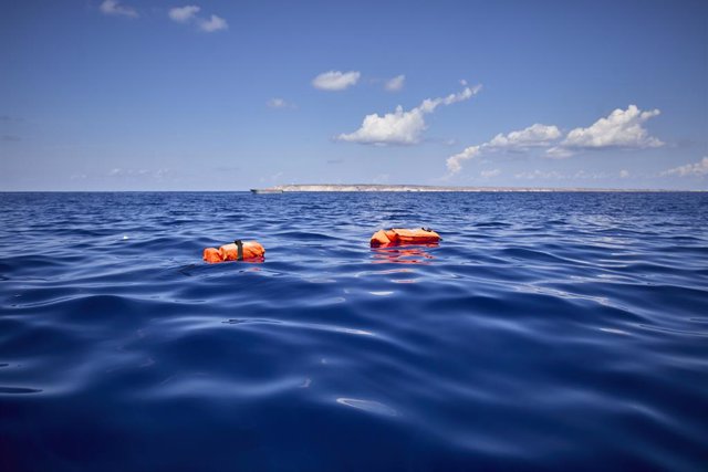 Archive - Quelques-uns des gilets de sauvetage remis par l'ONG Open Arms à 70 migrants voyageant sur un skiff le 8 septembre 2021 en mer Méditerranée près de Lampedusa, en Sicile, en Italie. Le bateau 'Astral', appartenant à l'ONG 