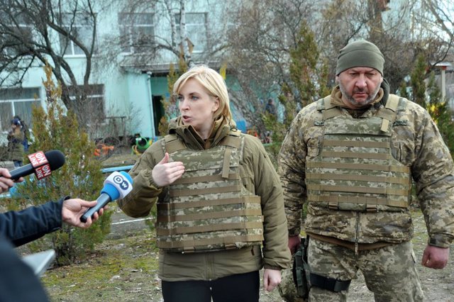 Archive - 19 février 2022, Ukraine, Stanytsia Luhanska : Iryna Vereshchuk (L), ministre ukrainien de la réintégration des territoires temporairement occupés, arrive pour inspecter les dégâts dans un jardin d'enfants qui a été directement touché par un bombardement séparatiste. Photo : -/