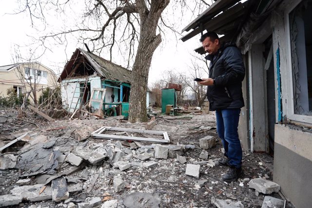Mars 2022 -- Un habitant se tient près d'une maison endommagée à Donetsk le 28 février 2022,Image : 665583906, License : Droits gérés, Restrictions : , Model release : no, LoC : Bai Xueqi / Xinhua News / C