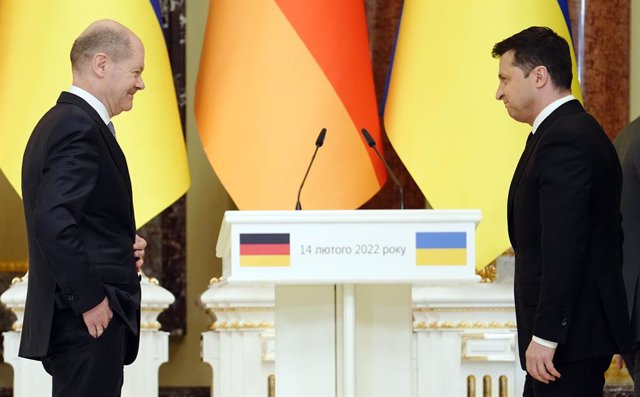 Archive - 14 février 2022, Ukraine, Kiev : le président ukrainien Volodymyr Zelensky et le chancelier allemand Olaf Scholz (à gauche) arrivent pour tenir une conférence de presse conjointe après leur rencontre au Palais Sainte-Marie. Photo : Kay Nietfeld/dpa