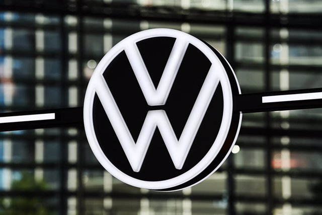 Archive - FILED - 10 novembre 2021, Basse-Saxe, Wolfsburg : le logo de Volkswagen est vu dans un pavillon de marque dans l'Autostadt. Photo : Swen Pförtner/dpa
