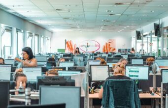 Altice, géant français des télécoms, se retire d’Intelcia