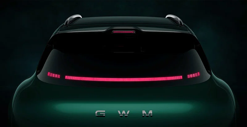 Le GWM ORA 5 présente un bandeau lumineux arrière et l'inscription GWM sur le hayon.