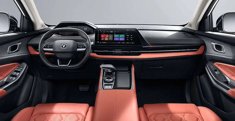 Double affichage numérique et sellerie cuir : le CS55 PHEV soigne la présentation intérieure.