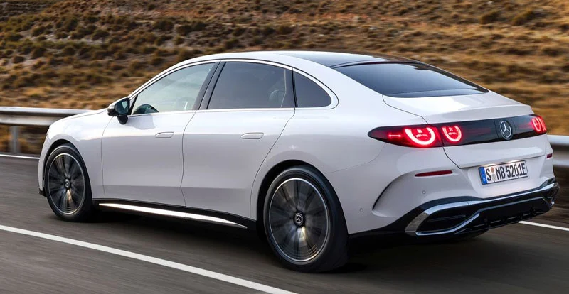 Profil fastback et signature lumineuse arrière de la Classe C électrique