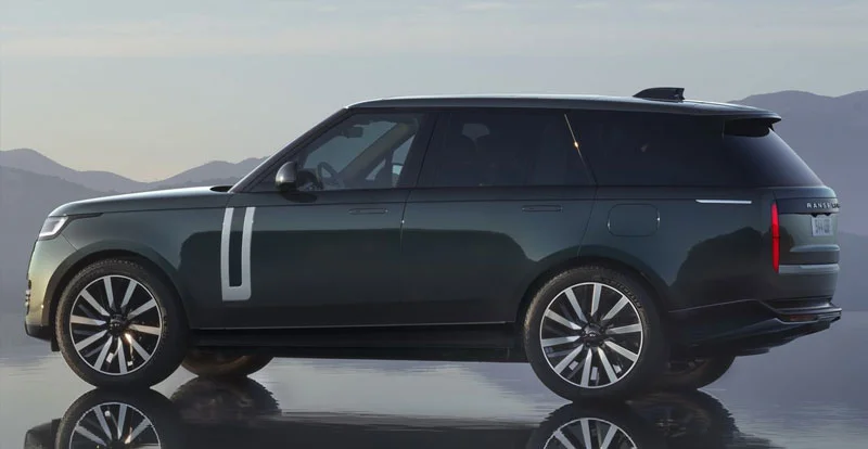 Le RANGE ROVER EV 2027 de profil, silhouette inchangée et jantes de 21 pouces spécifiques à la version électrique.