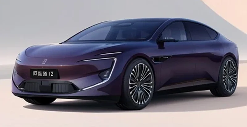 AVATR 12, une grande berline au style fastback.