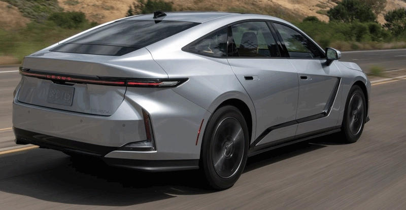 La LEXUS ES 350h développe 247 ch pour 4,4 l/100 km annoncés.