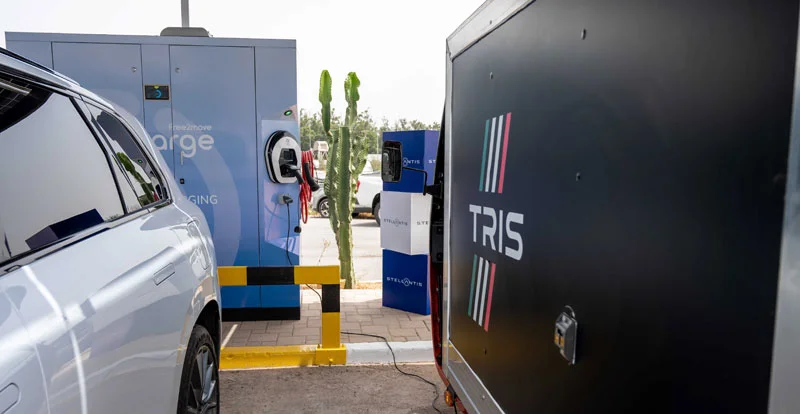 La station dispose de quatre bornes de recharge AC et de deux prises domestiques
