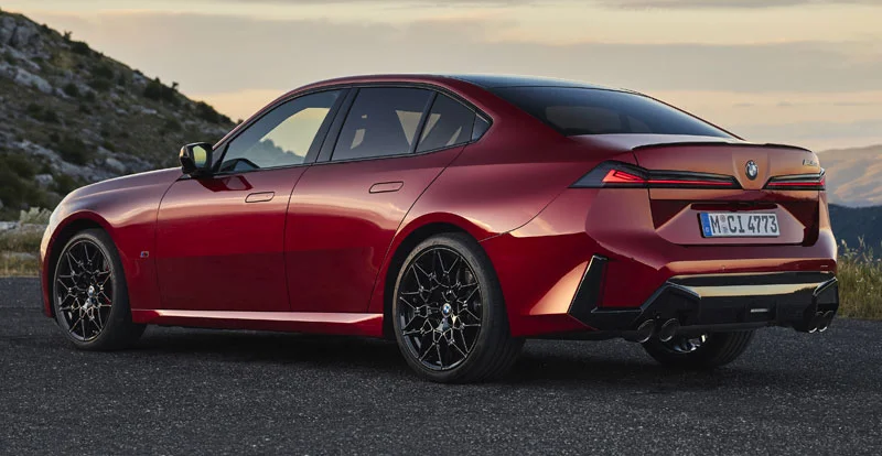 La poupe de la BMW Série 3 2027 mise sur des feux horizontaux étirés sur toute la largeur du coffre
