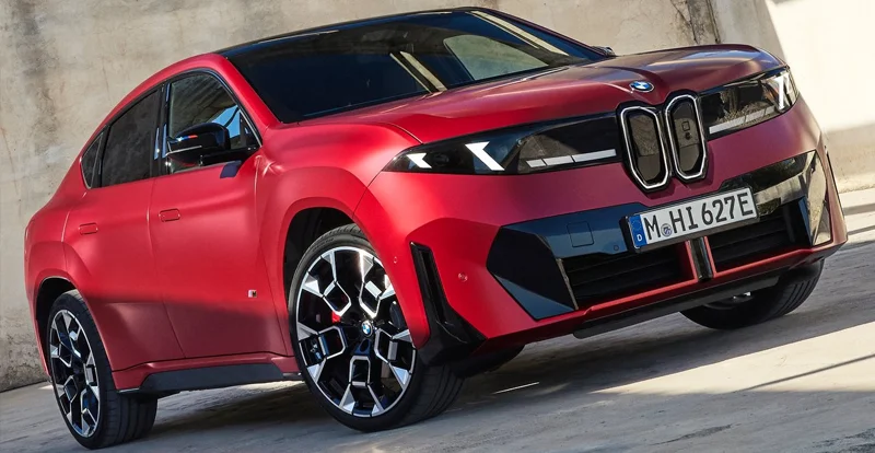 La version M60 xDrive se distingue par ses feux jaunes inspirés de la compétition.