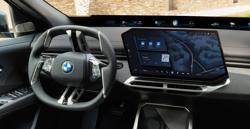 L'habitacle du BMW iX4 s'organise autour du Panoramic iDrive et d'un écran central de 17,9 pouces.