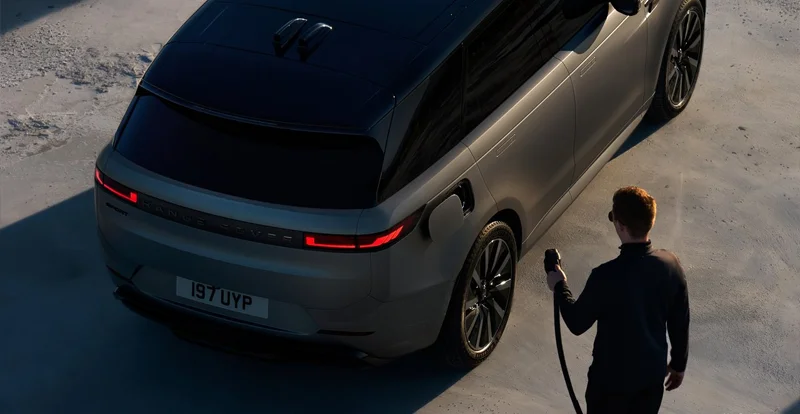 Grâce à son architecture 800 V, le RANGE ROVER Sport EV passe de 10 à 80 % de charge en 22 minutes environ.