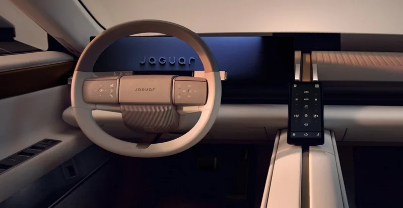 L'habitacle de la JAGUAR Type 01 est divisé en quatre espaces par une console centrale qui court de l'avant à l'arrière.