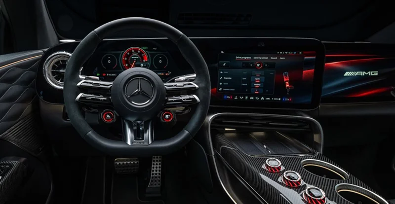 Poste de conduite orienté vers le conducteur, avec écran central de 14 pouces et molettes AMG RACE ENGINEER sur la console.