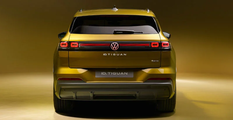 À l'arrière, l'ID. Tiguan reçoit des feux en forme de cube reliés par un bandeau lumineux