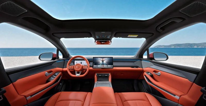 L'habitacle du BYD Atto 8 accueille sept passagers sous un toit panoramique de 2,39 m²