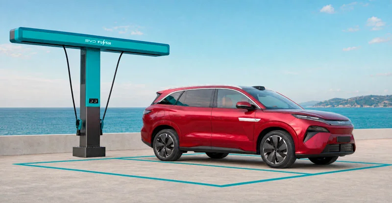 Sur borne Flash Charging, la batterie du BYD Atto 8 passe de 10 à 70 % en 5 minutes