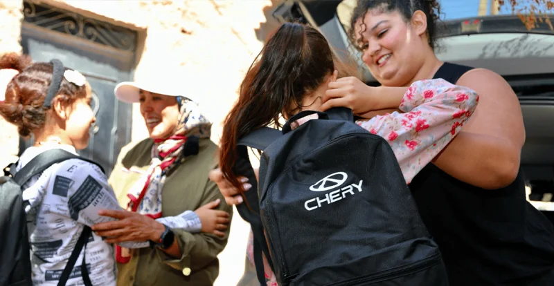 Remise d'un cartable CHERY à une écolière d'Al Haouz, en présence des équipes de CHERY Maroc