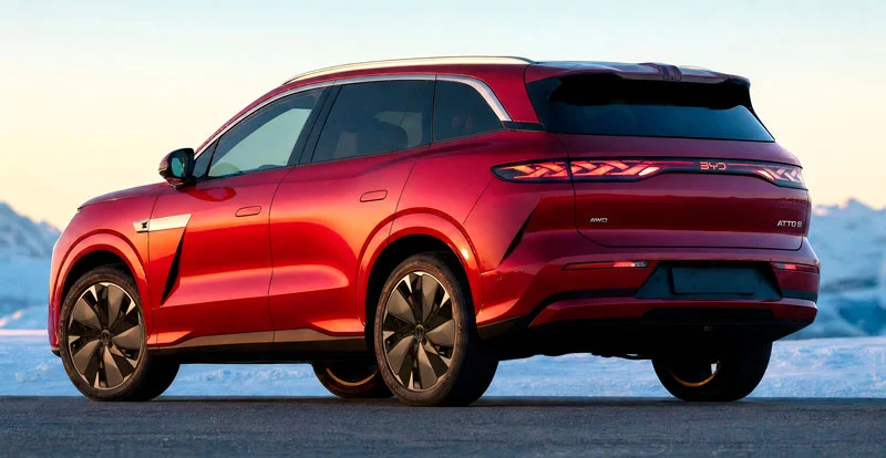 À l'arrière, le BYD Atto 8 adopte une signature lumineuse en « nœud de l'infini »
